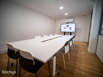 Notre salle de réunion modulable pour des conférence, formation, avec un écran tactile connecté. La salle est totalement insonorisé. 