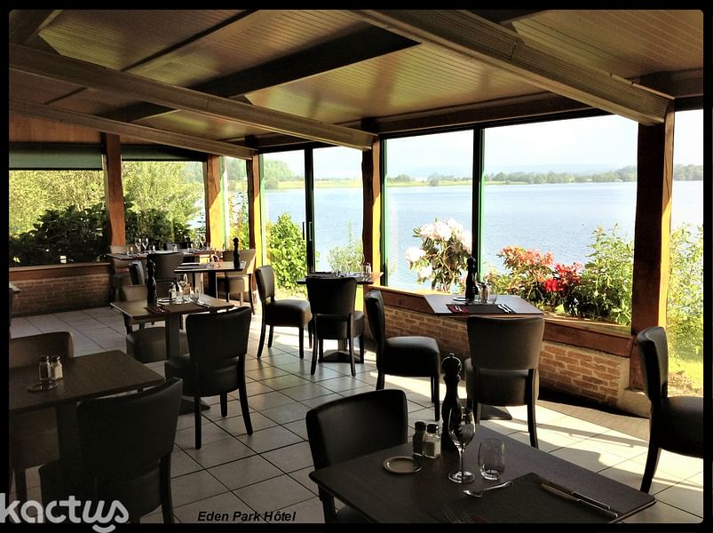 Restaurant avec vue panoramique sur le lac
