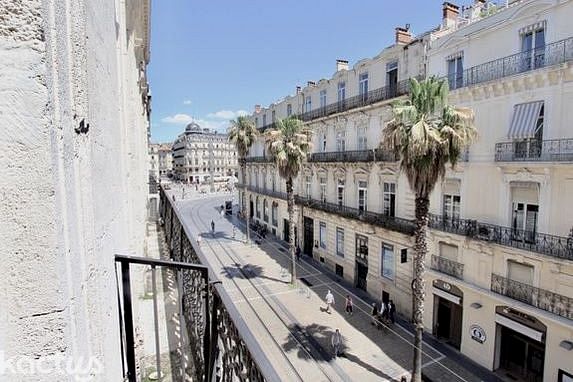 Vue des balcons de ville sur la rue Maguelone, la Comédie