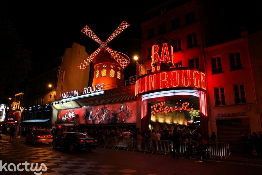 Le Cabaret Le Moulin Rouge à 5mn à pied