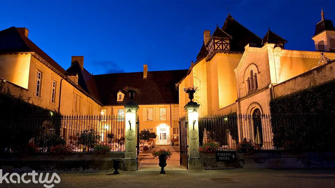 Châteaude Pizay  de nuit : : la cour d'honneur 
