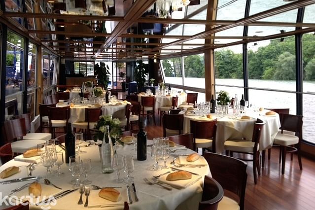 Bateau le Rive droite et son salon panoramique en repas assis en tables rondes  de 40 à 80 personnes