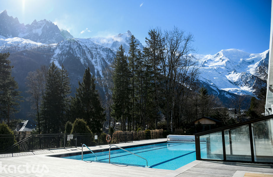 La piscine et sa vue imprenable sur le Mont-Blanc