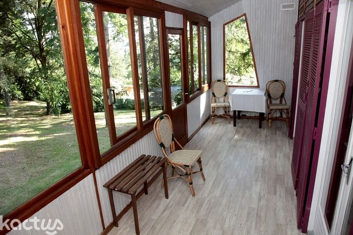chambre-ext-4-personnes-3lits-IMG_1273-terrasse-interieure-700x466