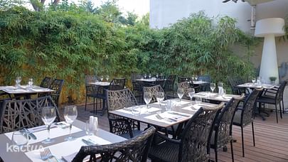 la terrasse entourée de bambous de l'Avenue Carnot Restaurant