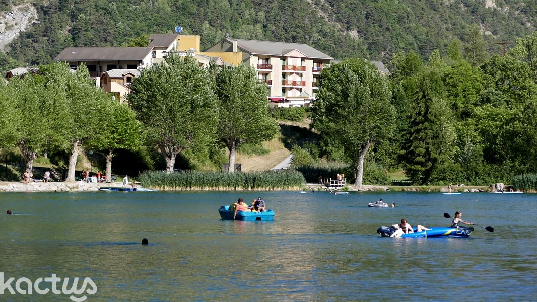 paddle sur le lac du Lauzet (juillet aout) et l'hôtel en arrière plan